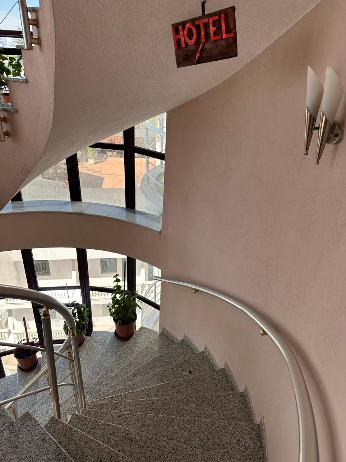 Krujë Grand Hotel מראה חיצוני תמונה